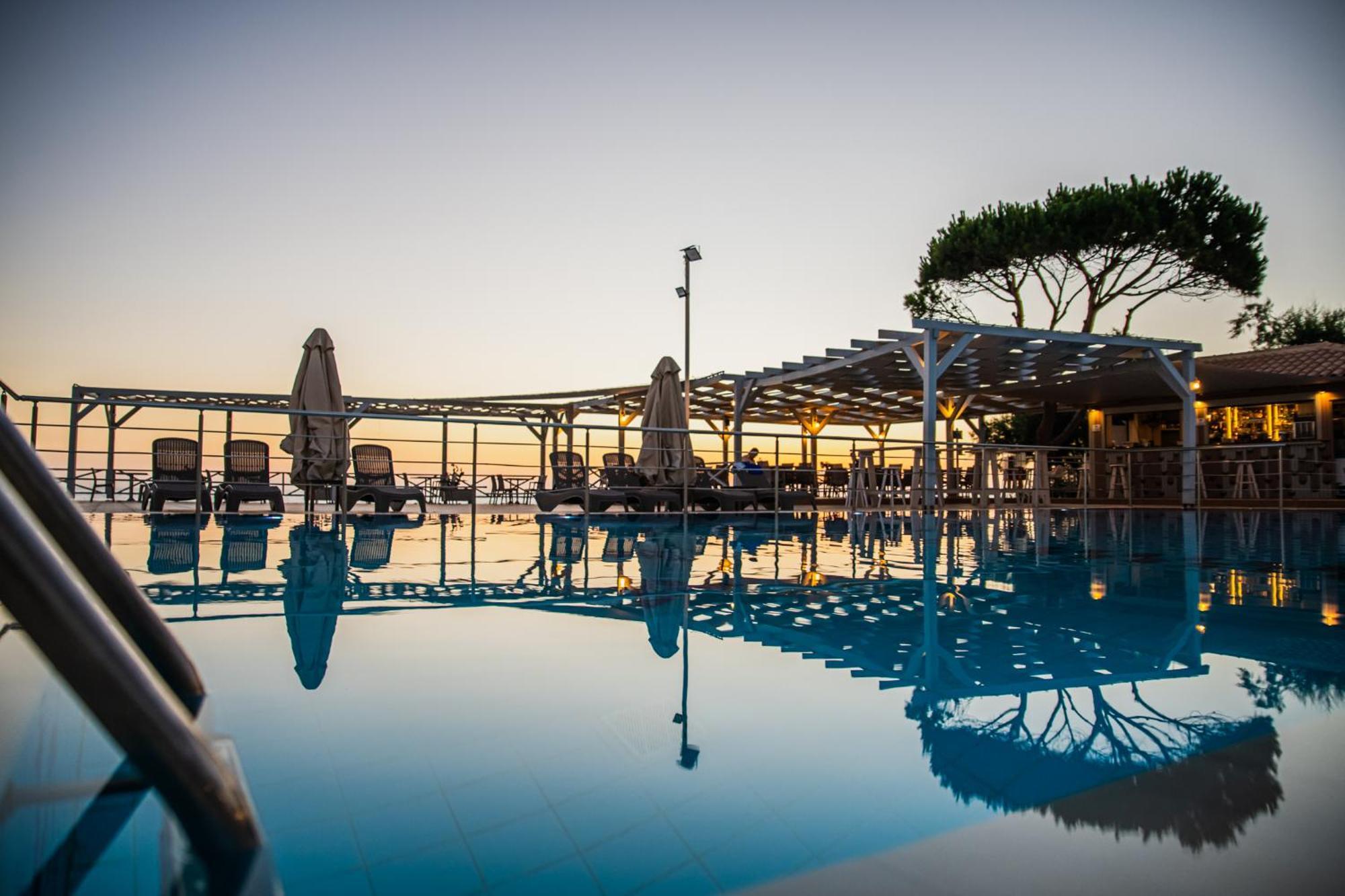 Mesogeios Hotel Marathopoli Exterior photo