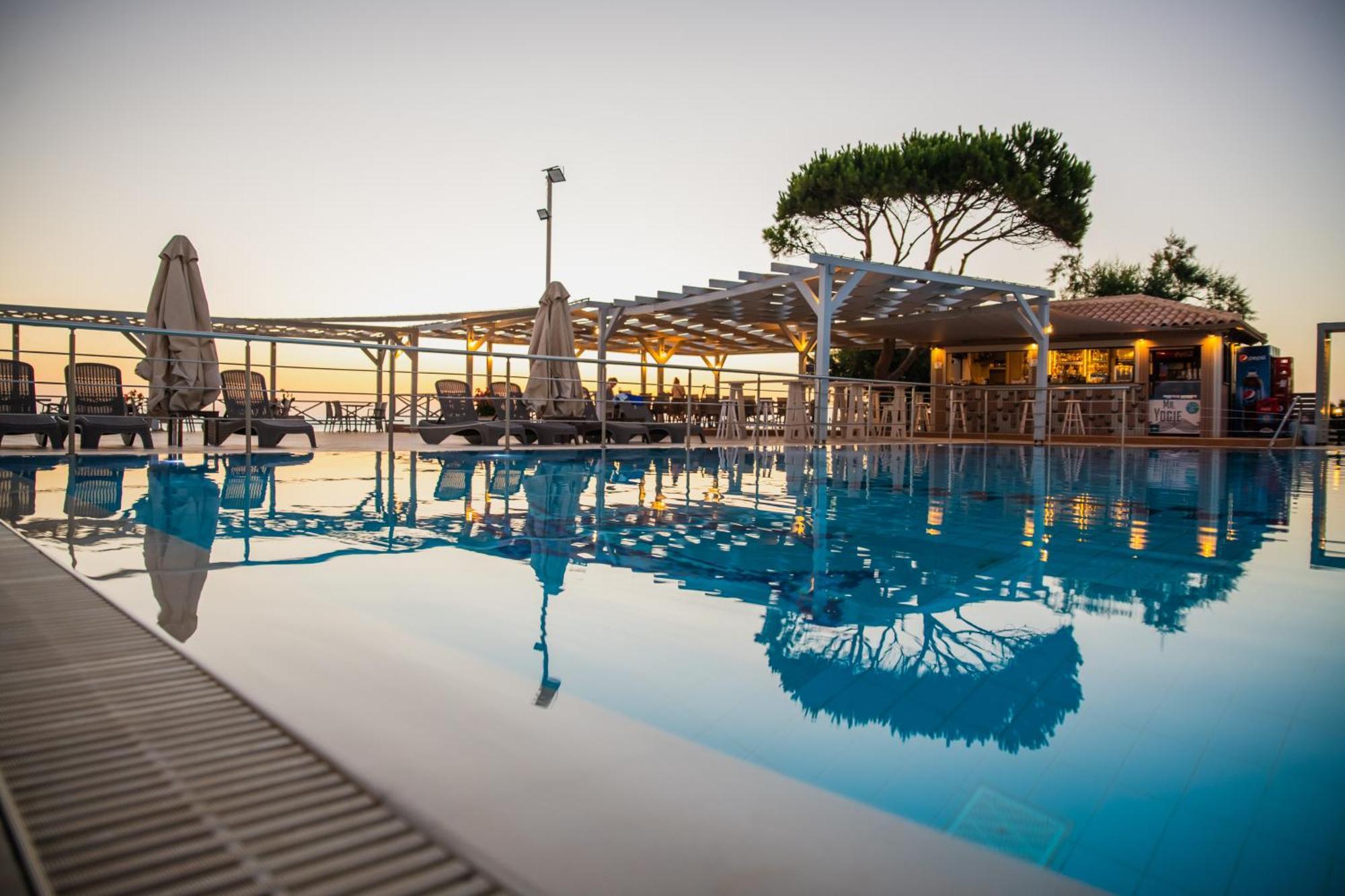 Mesogeios Hotel Marathopoli Exterior photo